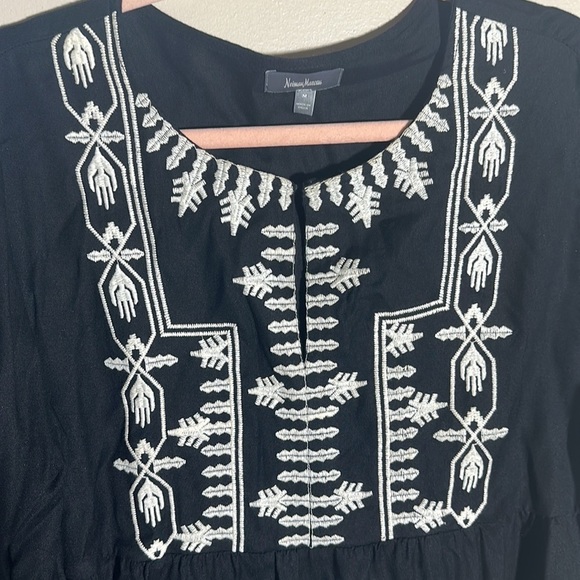 Neiman Marcus Black White Embroidered Boho Top | Medium - Picture 2 of 4